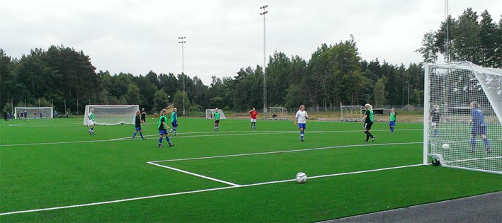 Bilden visar fotbollsspelande tjejer på konstgräsplanen på Slätten.