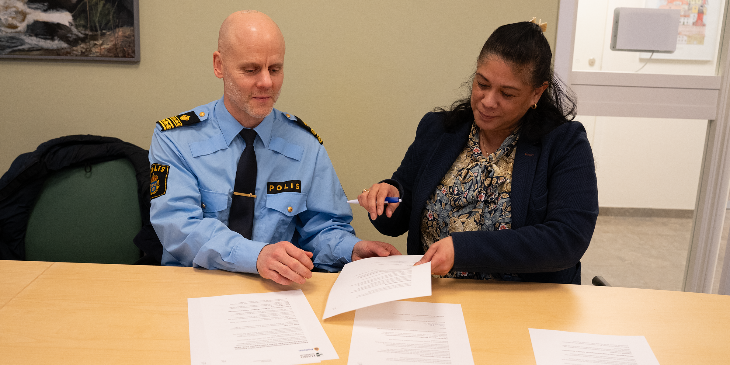 Kristoffer Axell, chef i lokalpolisområde Södra Vätterbygden och Susanne Wahlström, kommunstyrelsens ordförande