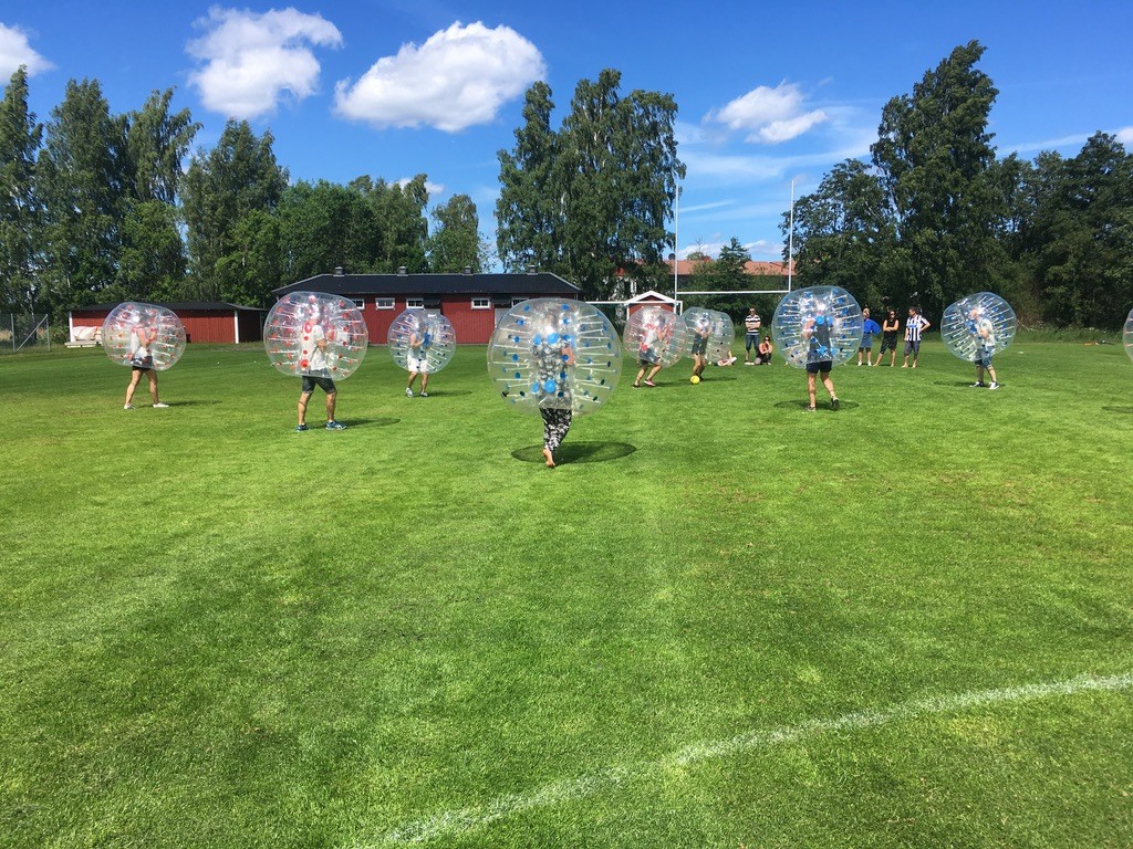 Bes&ouml;kare k&ouml;r bumperball.