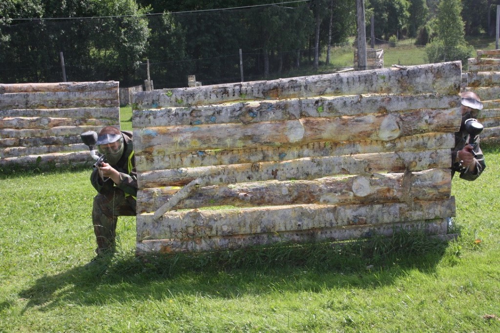 Tv&aring; m&auml;n k&ouml;r paintball.
