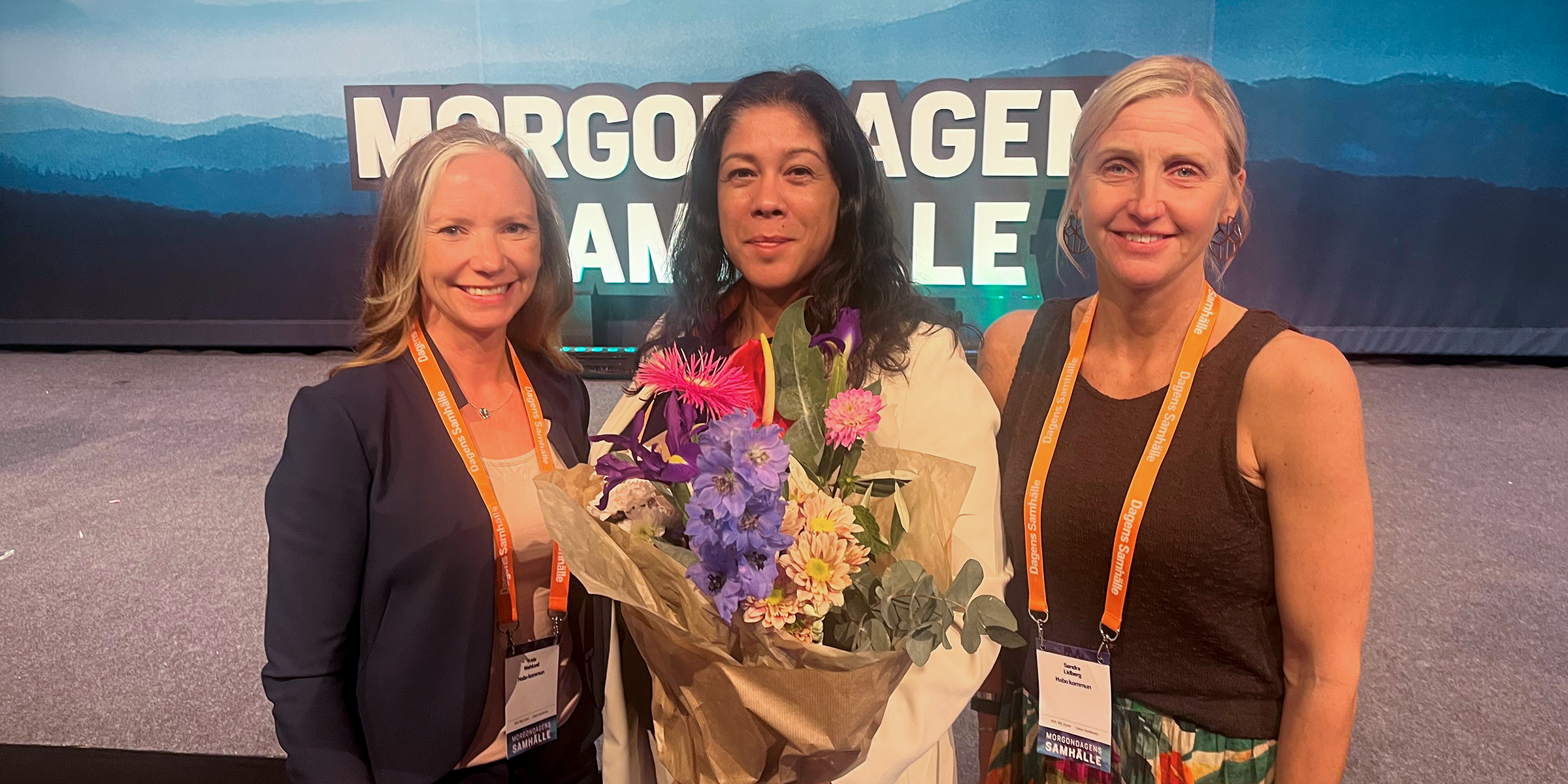 Frida Wahlund, kansli- och kommunikationschef, Susanne Wahlström, kommunstyrelsens ordförande och Sandra Lidberg, kommundirektör vid en prisceremoni i Stockholm.