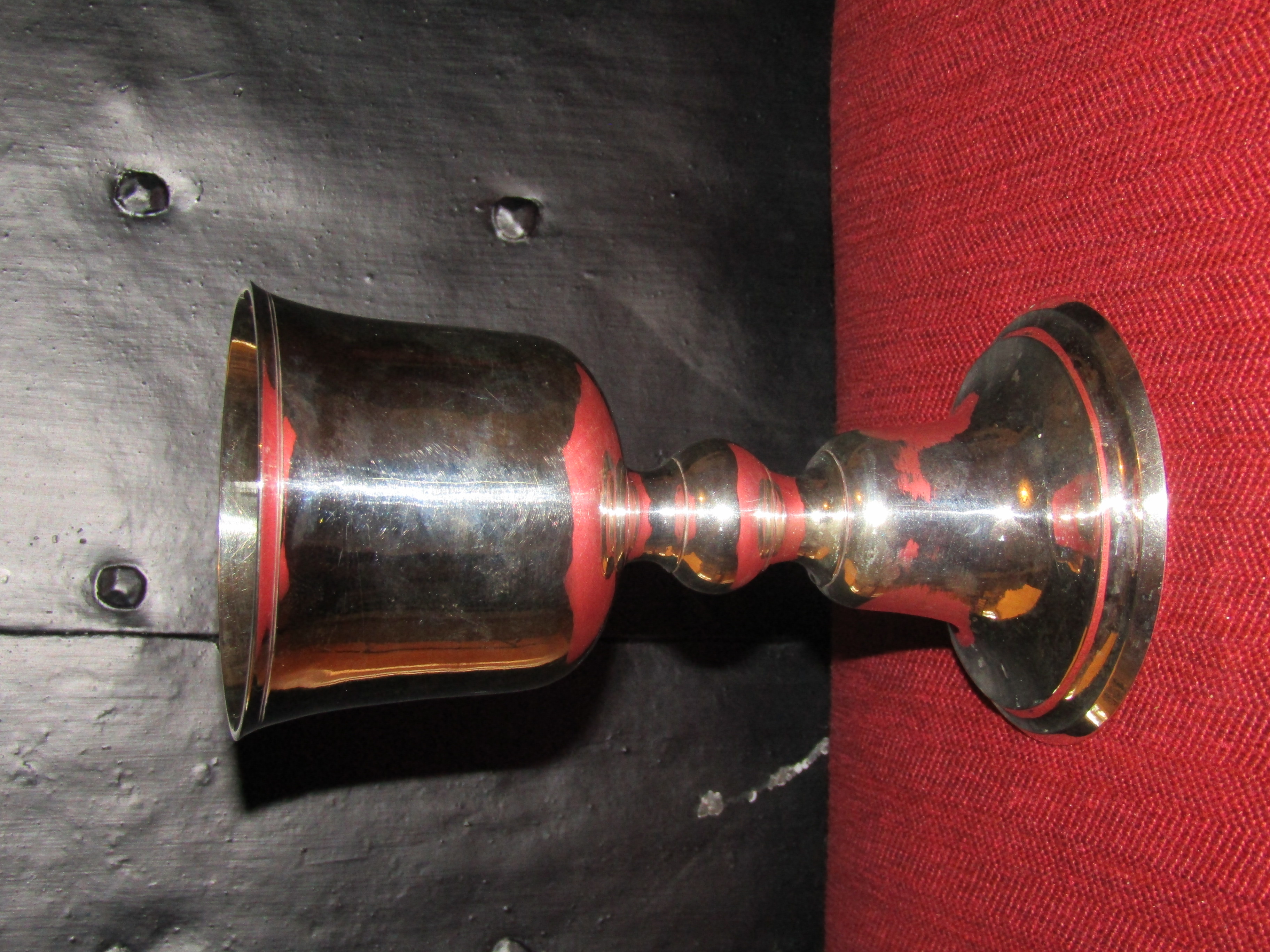 Dryckesbägare i metall.