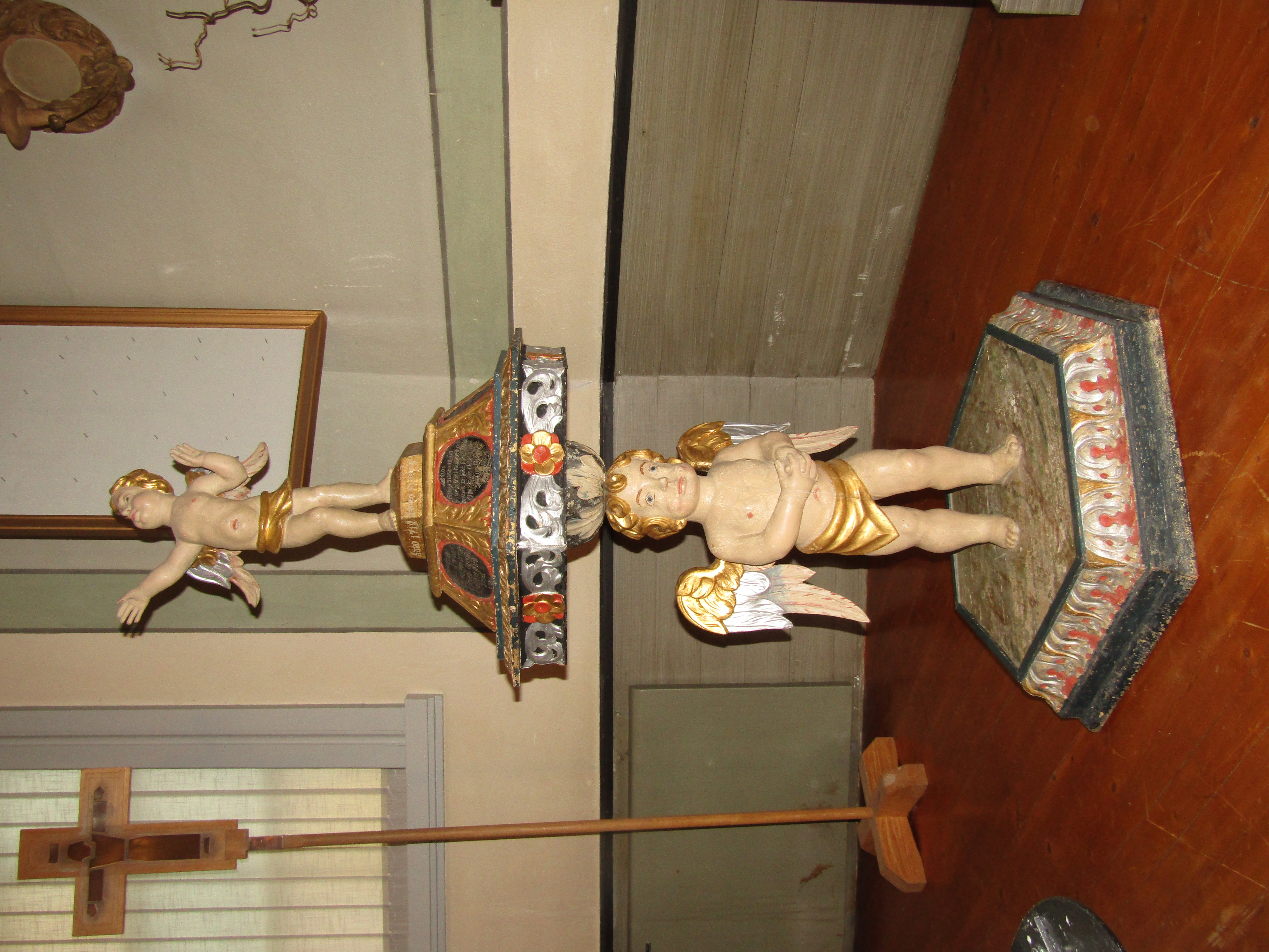 Staty av änglar inne i kyrkan.