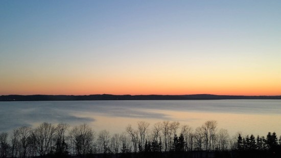 Solnedgång över en sjö.