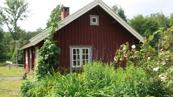 Litet rött hus i trä.