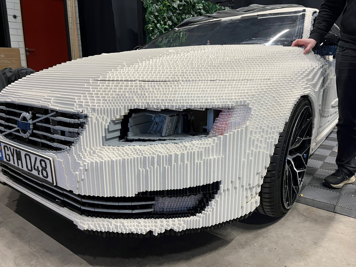 En Volvo V70 byggd i lego.