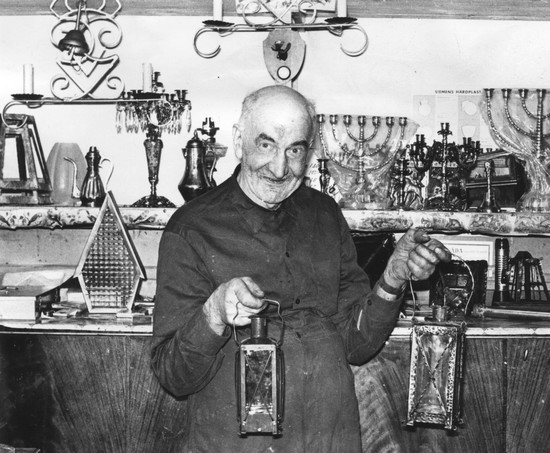 Axel Rosell med smidda ljuslyktor.