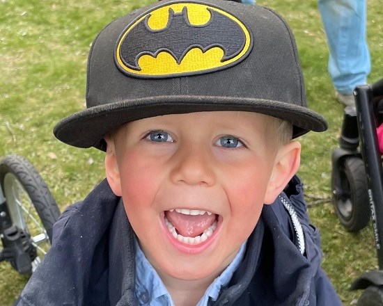 Glad pojk i batman-keps