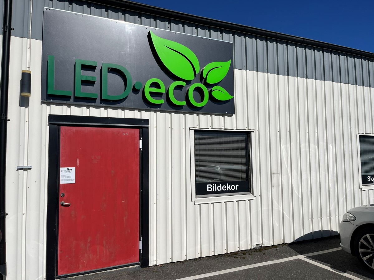 Husvägg med LEDecos logga på.