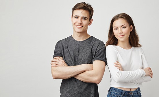 Två ungdomar som tittar in i kameran.