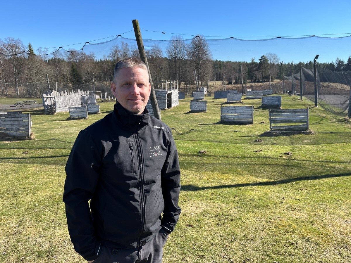 En man står framför paintballbanan.