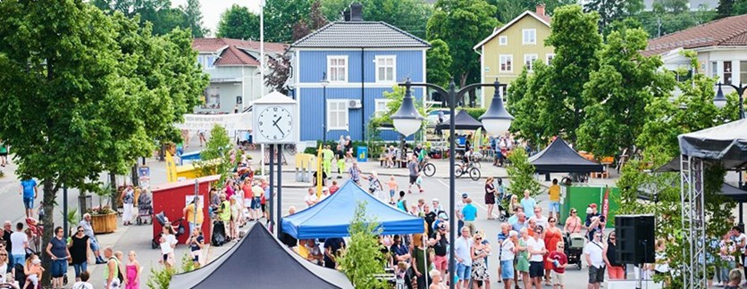 Vy över Blå torget under Kräftlördag med mycket människor på torget.