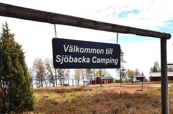 Skylt med texten Välkommen till Sjöbacka Camping