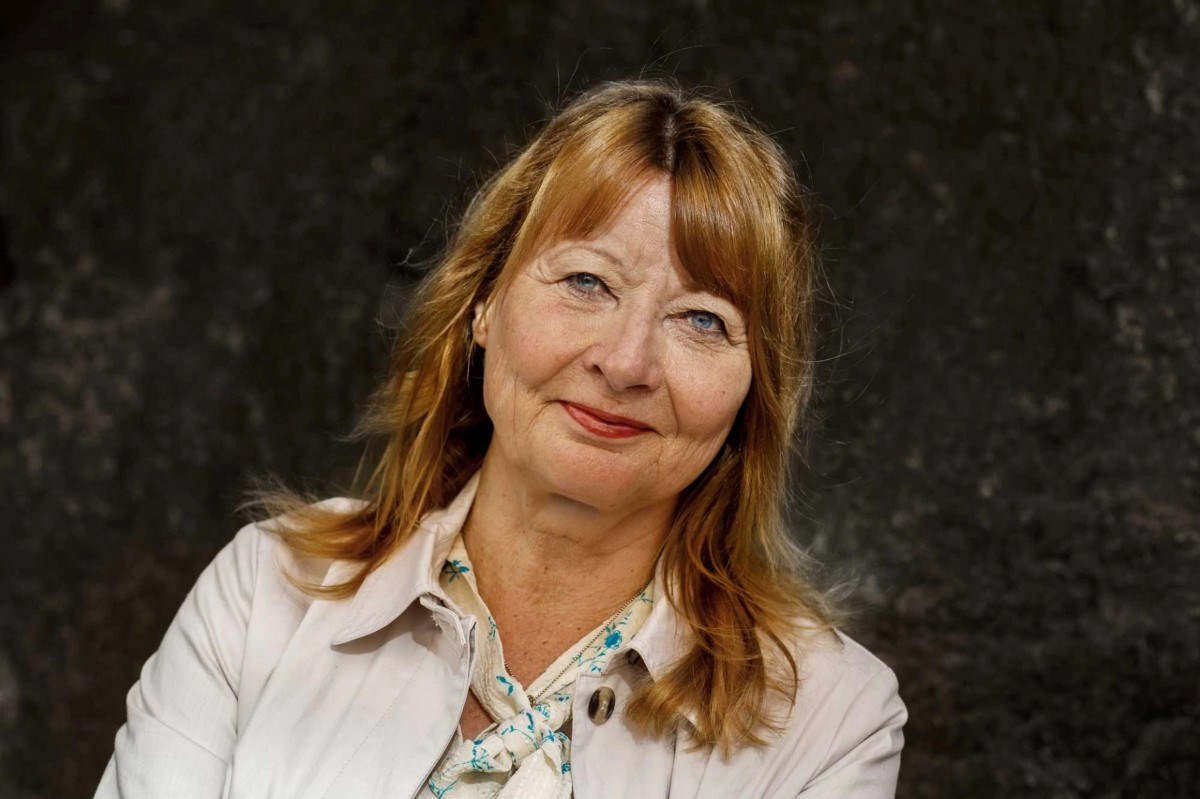 Brunhårig kvinna tittar in i kameran. Journalisten Kerstin Weigl.