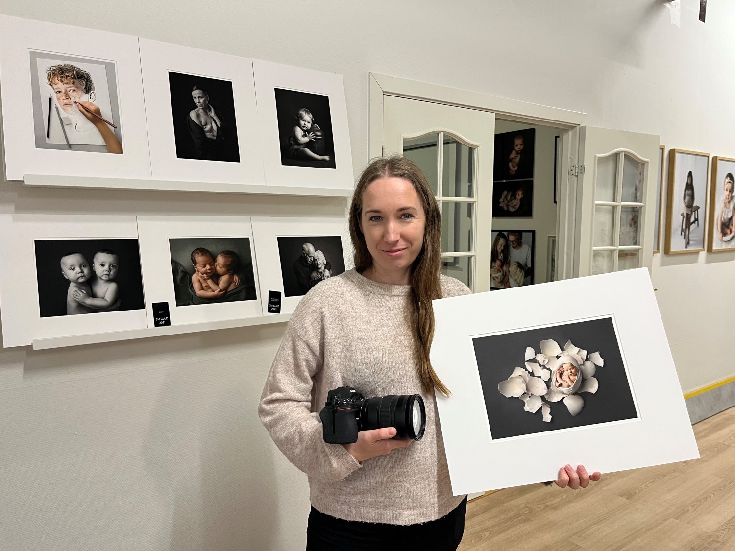 Kvinna håller i en kamera. 