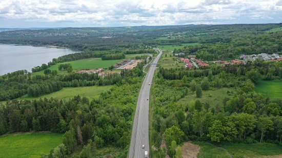 Drönarbild över väg 195 söderut med Fiskebäck närmast i blickfånget.