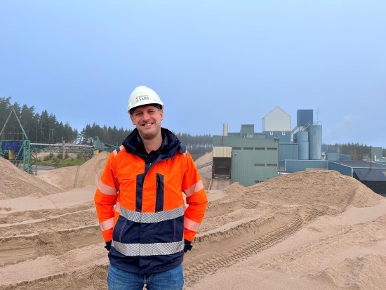 Erik Hallman, vd Brogårdsand står framför sandhögar.