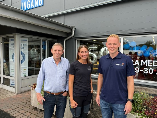 Två män och en kvinna står framför en bygghandel.