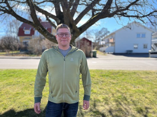 Henrik Lindberg står framför ett träd.