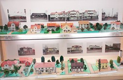 Utställningsmonter med modeller av gamla habohus. Montern finns på Habo vårdcentrum vid läkarmottagningens reception.