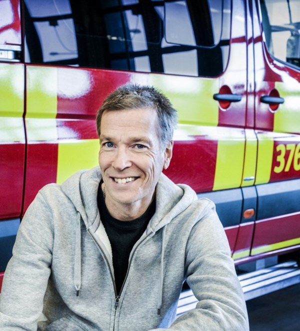 Johan Anderberg framför en brandbil