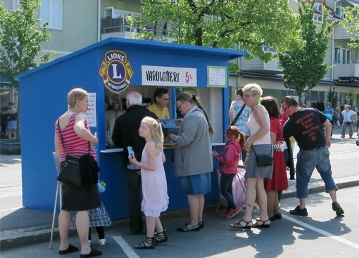 Bilden visar Lions lotteribod med flera personer utanför.