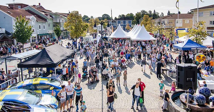 Vy över Blå torget under Kräftlördag med mycket människor på torget.